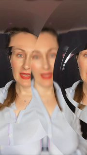 Зеркальное многокадровое изображение лица ведущей на вертикальном видео с эффектами и студийным освещением, демонстрирующее экспрессивную речь