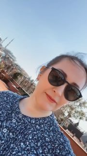 Портретное фото автора в солнцезащитных очках на открытом воздухе: лицо на переднем плане, городской пейзаж и ясное небо на заднем фоне, иллюстрация к посту о выгорании.