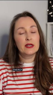 Портрет женщины в красно‑белой полосатой рубашке с закрытыми глазами и яркой помадой — стоп‑кадр из видео о приоритетах и проектах у преподавателя.