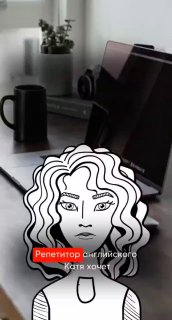 Вертикальное фото рабочего стола с кружкой и ноутбуком; на переднем плане наклейка с иллюстрацией женского лица и надписью «Репетитор».