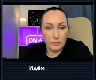Кадр урока: ведущая в кадре на фоне подсветки «ON AIR», видна надпись «Идём» — иллюстрация фрагмента урока по ИИ.