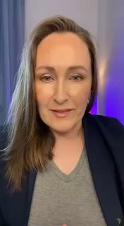 Крупный план ведущей в кадре во время записи эфира: портрет, нейтральный фон и мягкая фиолетовая подсветка.