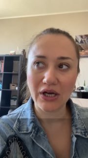 Видео-кадр: Наталья в кабинете рассказывает о результатах программы — лицо крупно, полки с материалами на заднем плане.