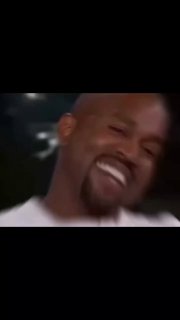 Крупный план улыбающегося мужчины в кадре; снимок в стиле интернет-мема с тёмным размытым фоном и выражением искреннего смеха.