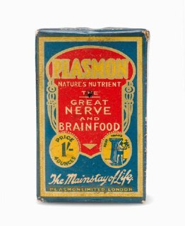 Ретро‑упаковка протеинового порошка Plasmon с яркой этикеткой 'The Great Nerve and Brain Food', историческое рекламное оформление продукта.