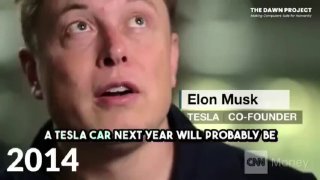 Крупный план мужчины в интервью с наложенным заголовком о машине Tesla и годом «2014», фон нейтрален, логотип телеканала