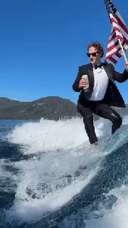 Мужчина в костюме на воде с чашкой в руке и большим флагом США позади; кадр передаёт динамичность и символику американского рынка.