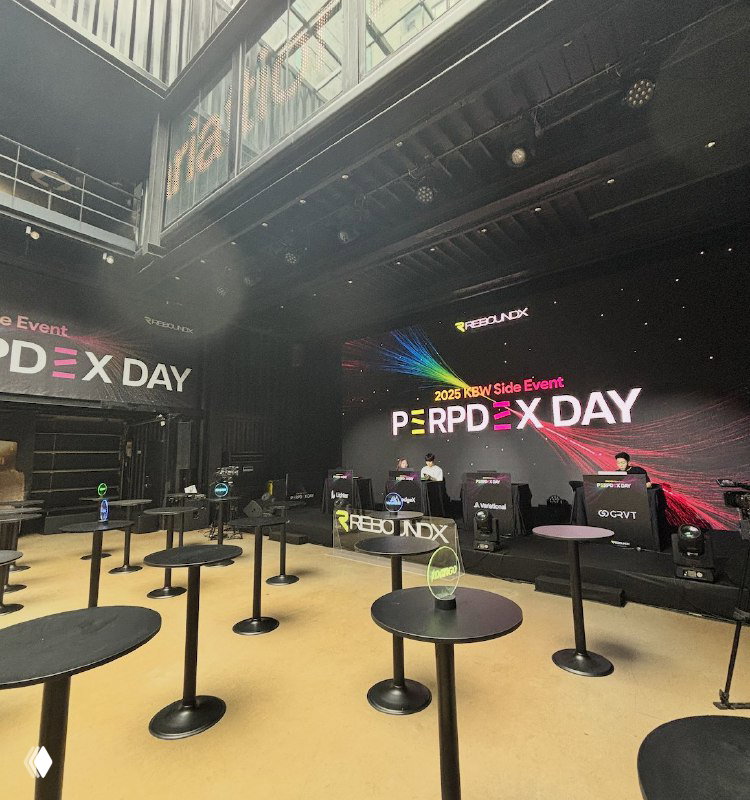 Сцена Perp-DEX Day на Korea Blockchain Week в Сеуле: LED-экран с логотипом, места комментаторов и оборудование трансляции.