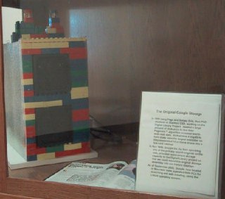 Выставочный экспонат — первый сервер Google, собранный из разноцветных LEGO-кирпичиков, помещённый в музейную витрину с сопроводительной табличкой.