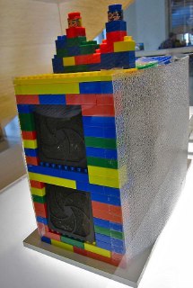Крупный план корпуса сервера Google, собранного из LEGO, видны вентиляционные решётки и детали конструкции из пластиковых кирпичиков.