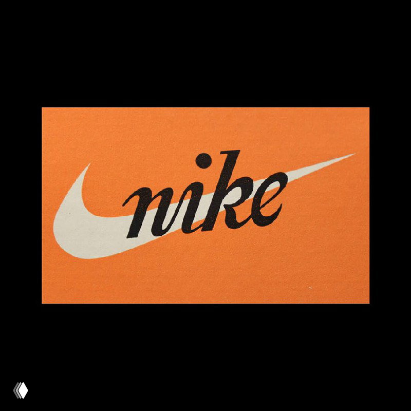 Ранний логотип Nike Swoosh на оранжевом фоне — историческое изображение фирменной «галочки», связанное с историей создания бренда.