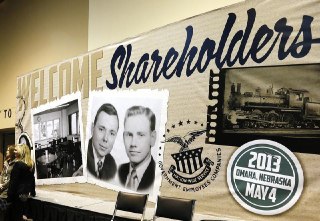 Большой стенд с надписью «Welcome Shareholders» и историческими фотографиями — оформление собрания акционеров Berkshire Hathaway в Омахе.