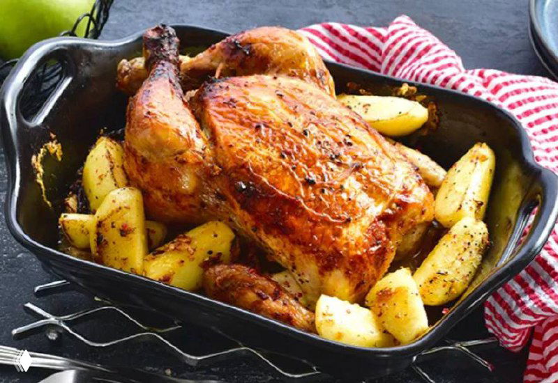 Запечённая курица с золотистой корочкой и печёным картофелем в форме — домашняя, сытная подача, румяная корочка и травы.