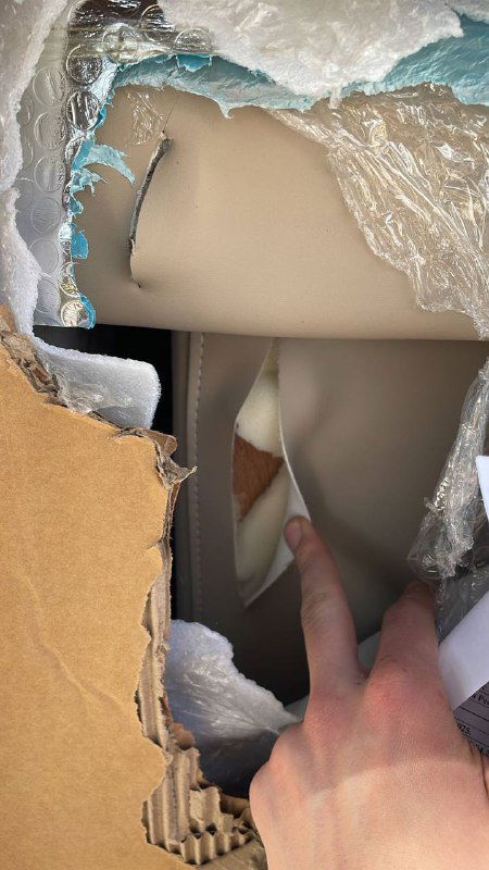 Разорванная внутреняя упаковка: видна порванная пенопластовая защита и внутреннее повреждение товара, указывающее на плохо защищённую перевозку.