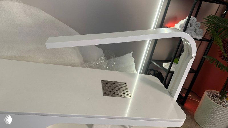 Один из товаров в распакованном виде — белая лампа или светильник на столе; визуально цел, но упаковка нарушена, виден внешний вид изделия.