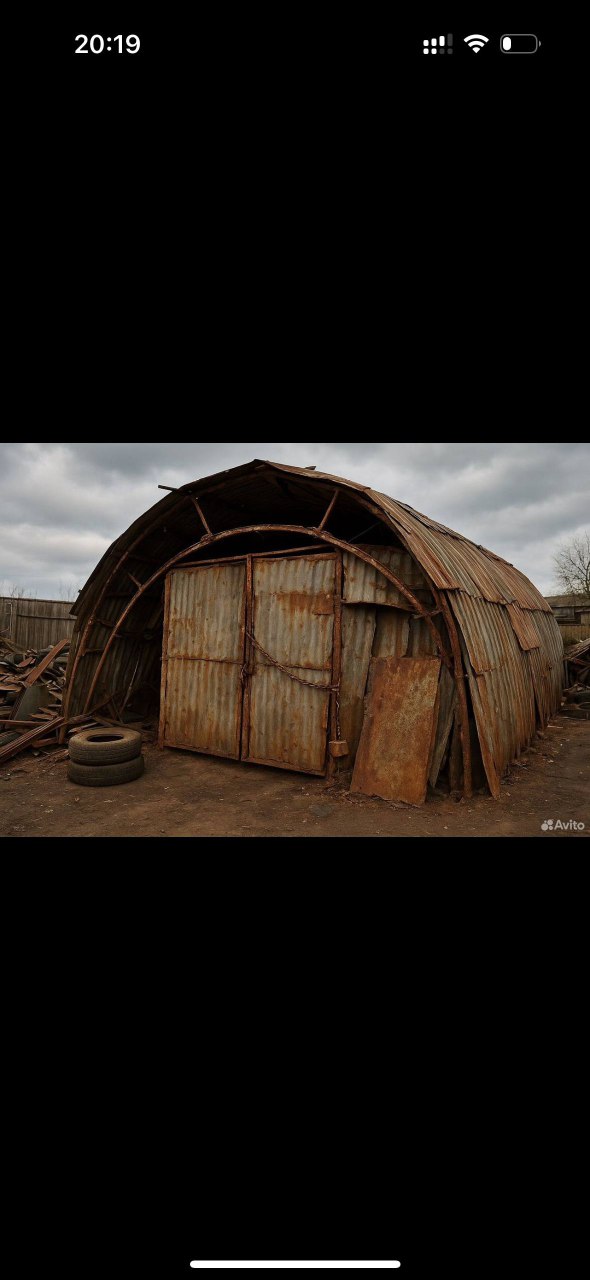 Фото из объявления на Авито: кривой металлический ангар/навес из ржавого железа и двустворчатые ворота, типичный вид участка сварочной мастерской.