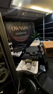 Фрагмент экспозиции с несколькими кушетками и оборудованием для спа-процедур на выставочном стенде, общий вид ассортимента.