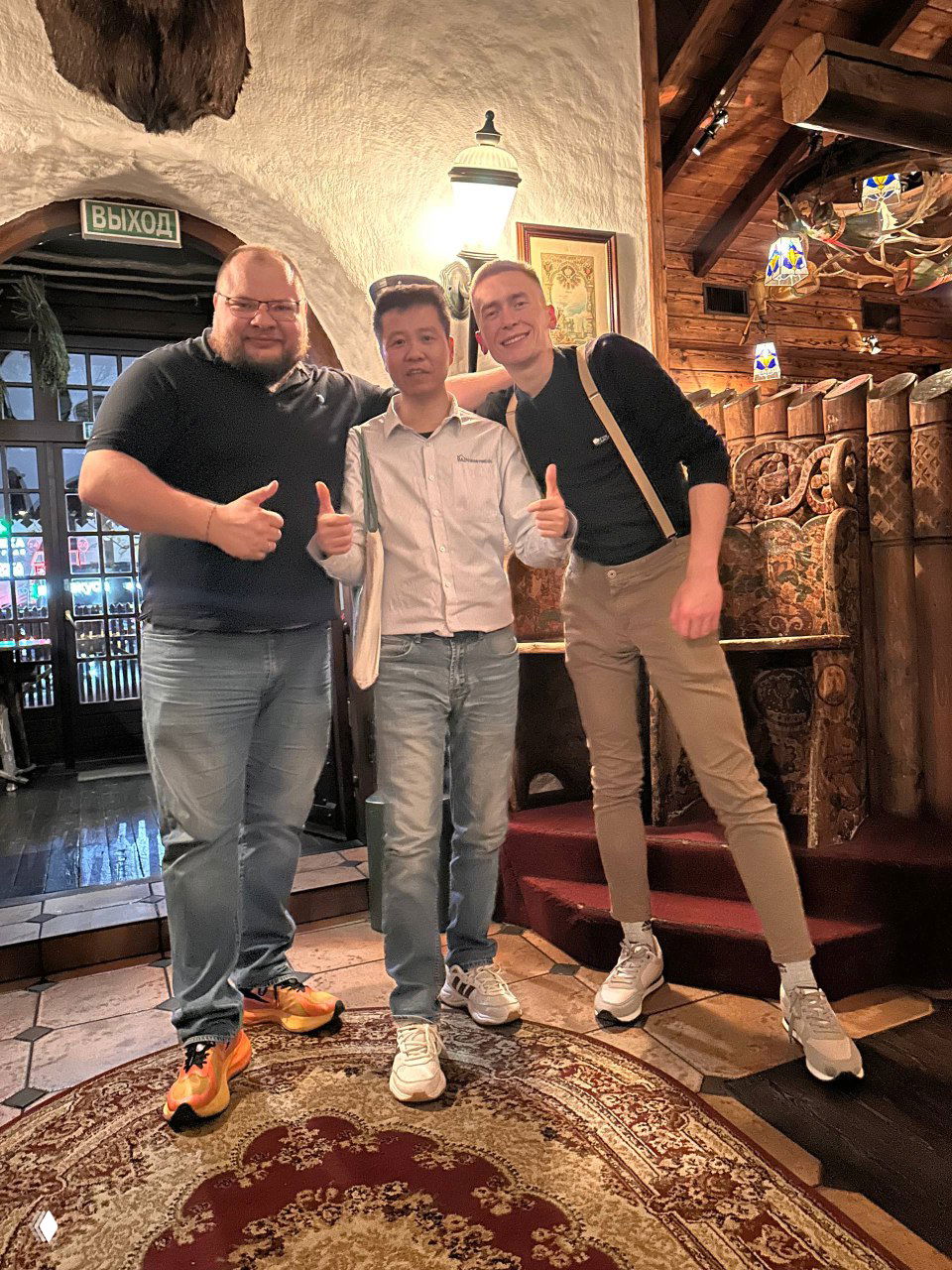 Фото автора с китайским представителем и третьим человеком в ресторане после деловой встречи; неформальная деловая фотография с дружелюбной атмосферой.