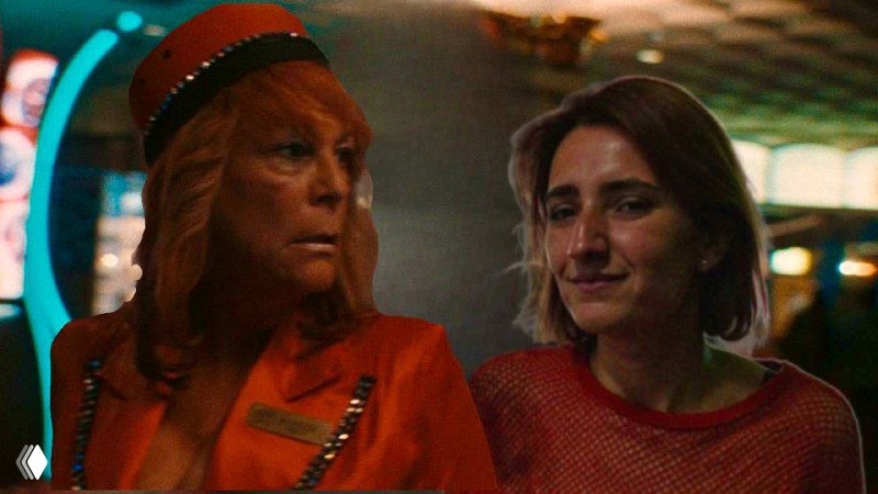 Сцена в интерьере казино: две женщины в сценических костюмах и выразительном гриме в напряжённом кадре