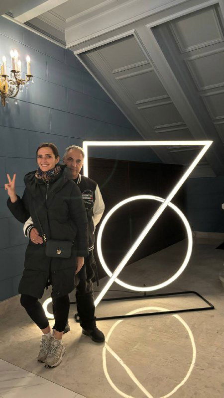 Автор и сопровождающий в фойе рядом с инсталляцией логотипа Театра на Бронной, фотография после спектакля на фоне декора