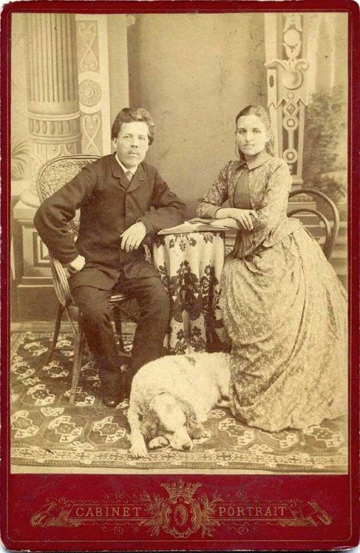 Фотопортрет молодой семейной пары с собакой — Россия, 1890-е