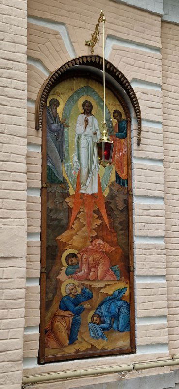 Религиозная мозаика и роспись на наружной стене Спасо‑Преображенской церкви, изображающая библейскую сцену у входного портала.