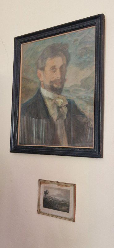 Портрет в рамке на стене дома-музея Пастернака: живописное изображение в интерьере, стены украшены рисунками и картинами семьи писателя.