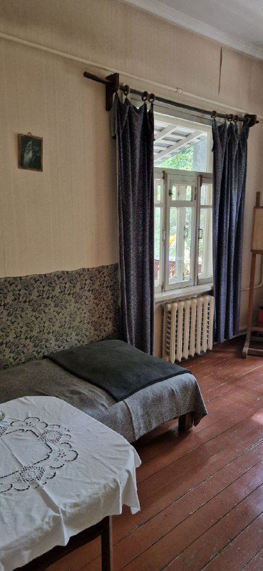 Спальня или комнатка в музее: узкая кровать, столик у окна и простая текстильная отделка — подчёркивает аскетизм интерьера Пастернака.