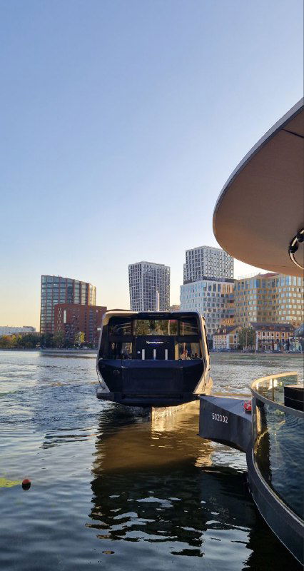 Речной катер «Синичка» пришвартован у причала — вид с набережной на борт судна, палубу и пристань в мягком вечернем освещении.