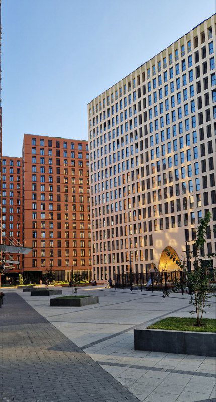 Панорама двора и фасадов жилого комплекса Зиларт — открытая площадь между домами, современные архитектурные приёмы и высотные фасады.