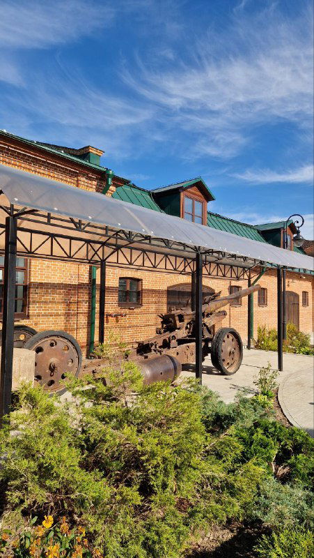 Исторические экспонаты на открытой экспозиции Серпуховского музея: старинная артиллерия и декоративные элементы на фоне яркого осеннего неба.