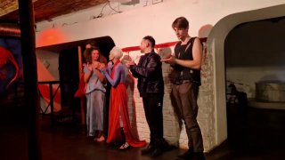 Актёры выходят на поклон в красном свете: сценическое построение и благодарность публике, финальная сцена в камерном зале Лахесис.