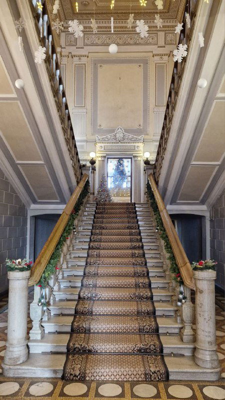 Величественная мраморная лестница усадьбы М.А. Павлова с резными перилами и узорной плиткой; кадр демонстрирует парадную архитектуру и отделку XIX века.
