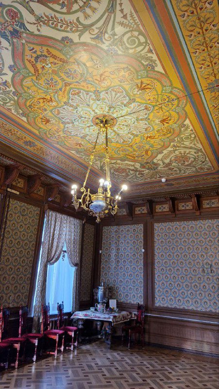 Ярко расписанный потолок комнаты-шкатулки в усадьбе, орнаментальная роспись мастеров Холуя и декоративные люстры; фрагмент расписного интерьера.