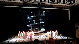 Общий вид сцены спектакля «Дон Жуан» в Театре Сатирикон — большая винтовая башня-декорация, актёры на сцене и зрители в партере в финале.