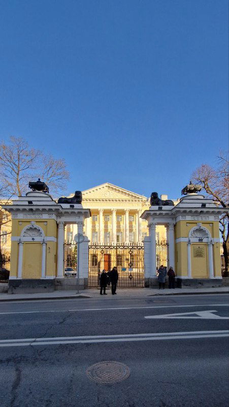 Монументальный главный фасад усадьбы Баташёвых с колоннами и парадным входом, вид с улицы при ясном небе, архитектурный акцент маршрута.