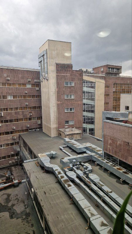 Внутренний двор и служебные элементы Центросоюза: плоские крыши, инженерные короба и проходы между этажами с видом сверху.