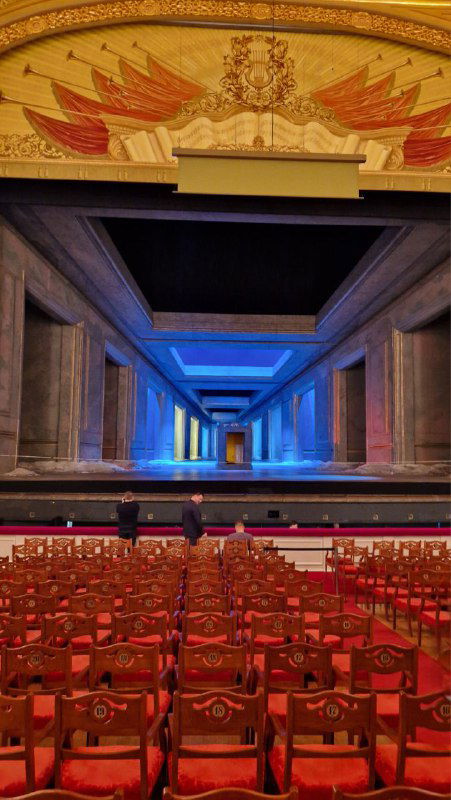 Историческая сцена Большого театра с партером и рядом деревянных стульев — пример акустического решения и устройства сцены после реконструкции.