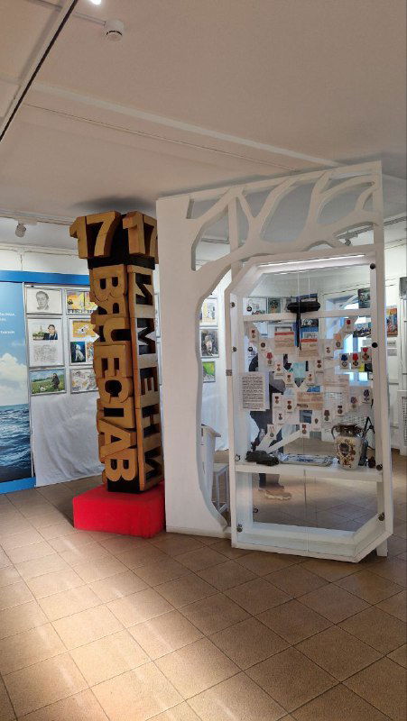 Интерьер экспозиции с тематическими стендами и коллажами, информационные материалы о роли актёра в советском кинематографе.