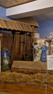 Инсталляция с бытовой сценой: деревянная хата, телега и крестьянские фигурки в диорамной части экспозиции, отражающей быт окрестностей.