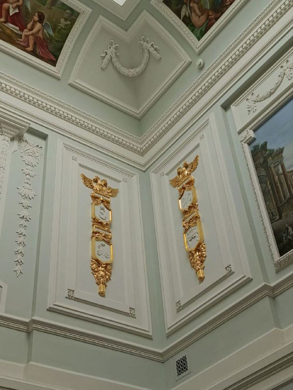 Фрагмент потолка и верхней части зала с белыми лепными элементами и золотыми деталями — архитектурная отделка парадной комнаты.