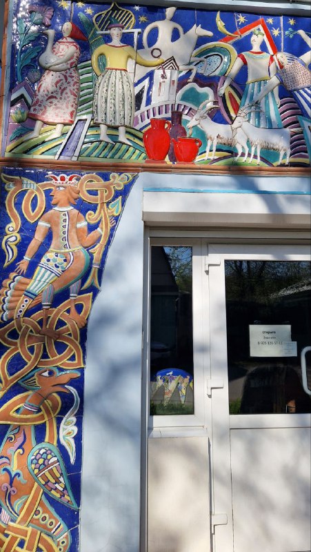 Фрагмент фасада с цветной керамической или декорированной облицовкой и входной дверью — пример декоративных акцентов в центре Затьмачья.