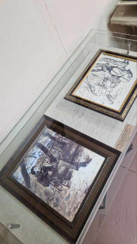 Витрина с рамами и графическими листами, копии и рисунки, часть музейной экспозиции, сфокусировано на деталях оформления работ Серова.