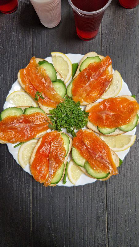 Блюдо из копчёной или слабосолёной форели, поданное с лимоном и огурцами — гастрономический акцент визита на ферму и дегустация продукции.