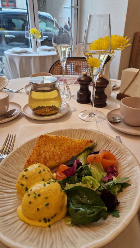 Бранч в Garda caffe: тарелка с яйцами, тостом и салатом, рядом просекко и джем — спокойный утренний приём пищи.