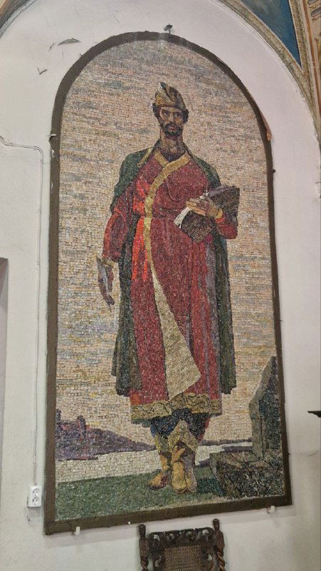 Мозаичное панно с изображением исторической фигуры в рост на стене одного из залов Академии Штиглица; декоративная облицовка и оформление стен.