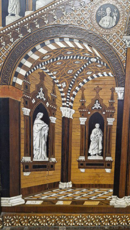 Архитектурные детали и декоративные ниши с малой скульптурой; богатая орнаментация и мраморные вставки в оформлении внутренних пространств академии.