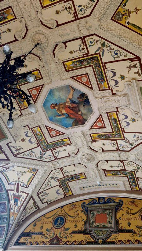 Расписной потолок с центральной живописной композицией и растительными орнаментами в одном из залов Академии Штиглица; фрагмент декоративной живописи.