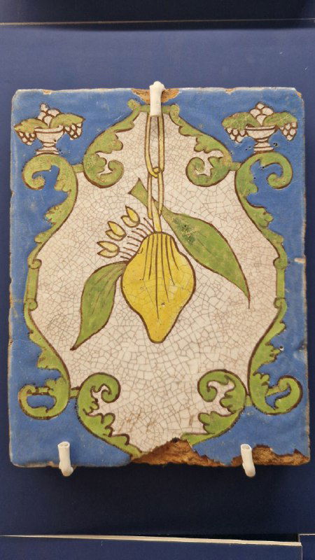 Крупный план музейной плитки с майоликой: растительный орнамент и характерная трещиноватость глазури, экспонат из коллекции «Керамарх».