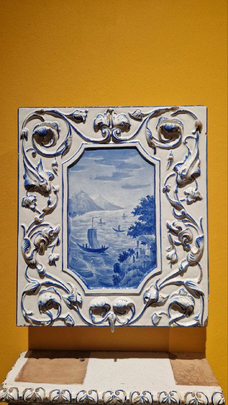 Плиточный панно с морским пейзажем в раме из лепного орнамента — фрагмент декора исторического интерьера в собрании музея.